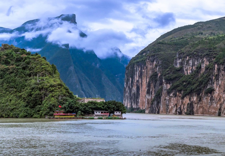 观三峡的入口---瞿塘峡,雄甲天下的夔门,这里是十元人民币的背景图案