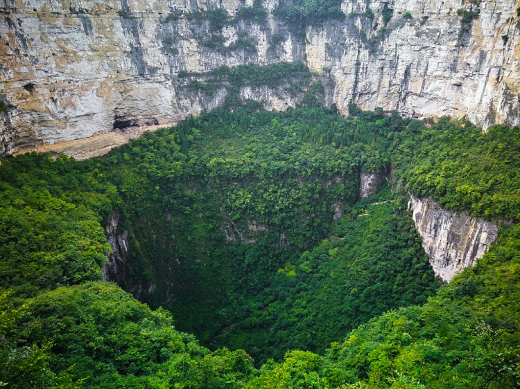 白帝城世界最大天坑地缝,小寨天坑,龙井峡地缝中国最美丽的十大峡谷