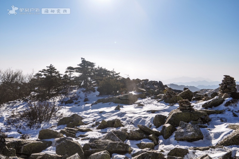 登山登顶洛南第一峰11月28日秦岭雪登顶草链岭观壮美石海壮美草甸雪景